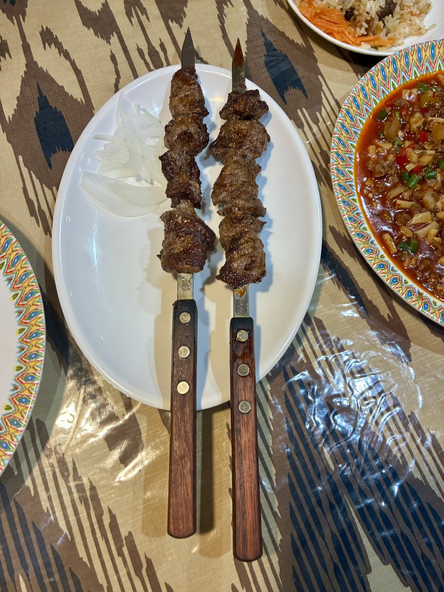 axyzworld's tweet photo. この1年以内くらいに帰国した旅人たちとウイグル料理を食べてきた。外観や内装もかわいくて、ご飯も美味しかった。なにより、楽しかったな〜、旅っていいなあ。
あと、ラグマンの麺って切るの知らなかった！ https://t.co/Pqb3cvrFaH
