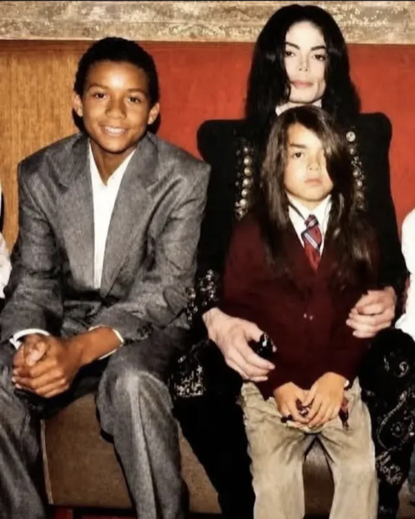 Jantar127's tweet photo. Michael Jackson with son Blanket and his nephew Jaafar Jackson 

Happy Fathers Day to everyone out there.