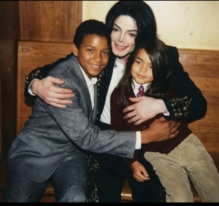 Jantar127's tweet photo. Michael Jackson with son Blanket and his nephew Jaafar Jackson 

Happy Fathers Day to everyone out there.