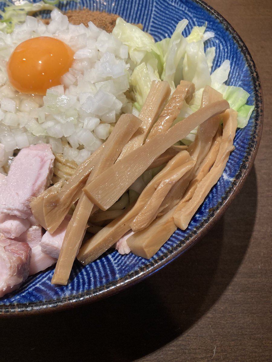 Citrusorange13's tweet photo. 麺や虎徹@茨城県行方市
黒どろまぜそば大盛＋メンマ
2026/06/20、この日は半日仕事で帰りに訪問。お腹減っていたので黒どろ。追い飯までしっかり食べたので夜は食べませんでした。今日も美味しかったです。
つけもラーメンも食べたい🍜 https://t.co/4XTIllUSeK