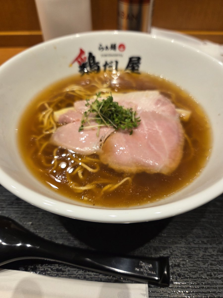 yoppy0141's tweet photo. やっぱり小腹空いたぞ！とラーメン食べて、それでもちゃんと1時間前にゲートへ。ここで食べておかないと、大阪着いて全部お店閉まってるし、最寄駅も日付変わったら閉まるし、という危機感😵
あれ？今日はなんにも遅延もトラブルも流れてこないぞ！？ https://t.co/MsqOuu42ol