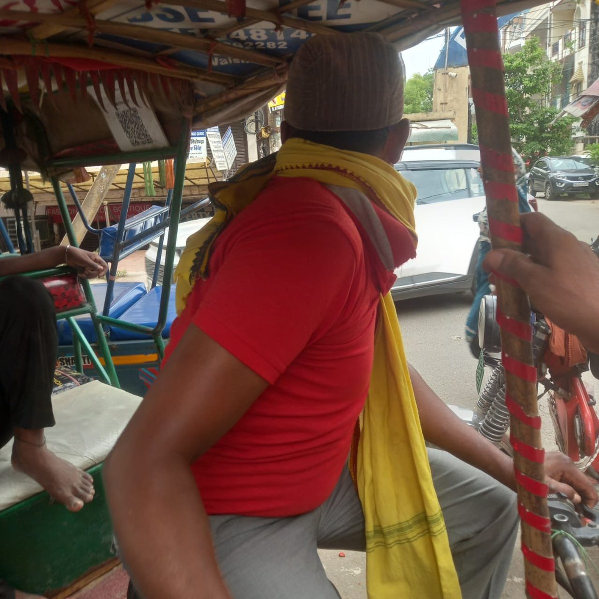 khushithengo's tweet photo. International Yoga Day became Laughter day with our NGO's team of rickshaw pullers!
Our volunteers' first time of trying Yoga, followed by Mazza drinks.

#Yoga #TryingSomethingNew #Healthy #KhushiFoundation https://t.co/VKmkz2S1rx