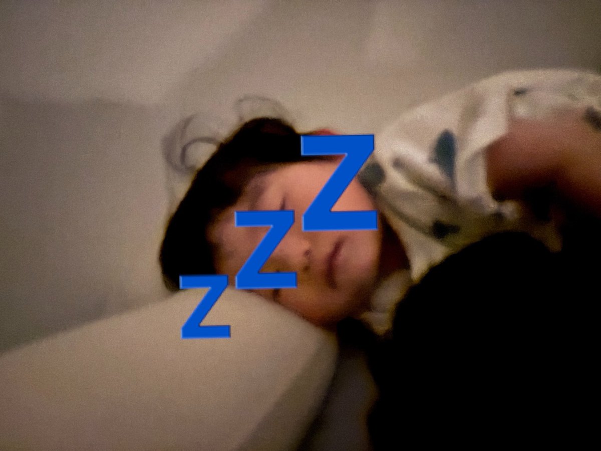 mocco_game's tweet photo. 最近、0時までに1回夜泣きするようになってきたので、本日の夜泣き予定時間を聞いてみたところ『あでぃ…』と呟いて寝落ちました。夜泣き何時くらいですかね？ https://t.co/Jbpjkyr29g