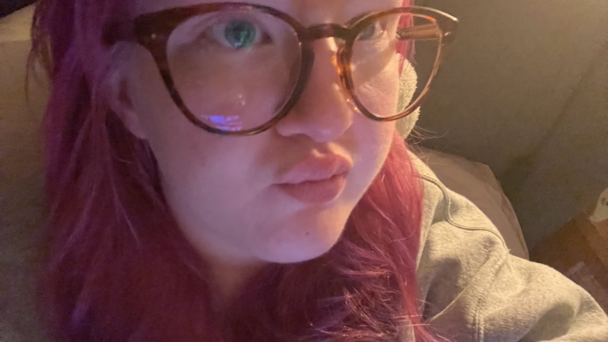 lanatwo_'s tweet photo. got glasses :p https://t.co/xjwRxkWLg3