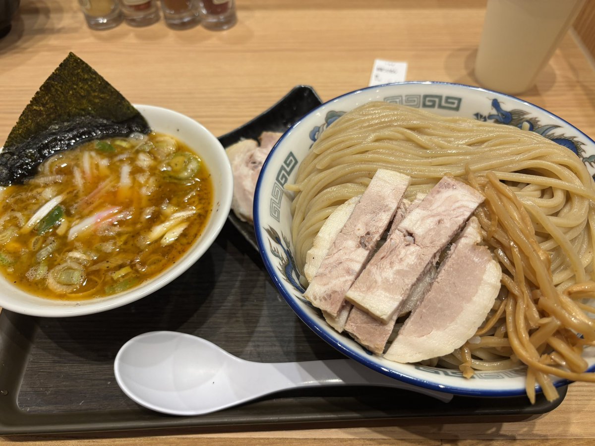Mrminus4's tweet photo. 美しい……麺が畳まれてる。うちのTシャツより綺麗に畳まれてる。 https://t.co/nCy2419CS3