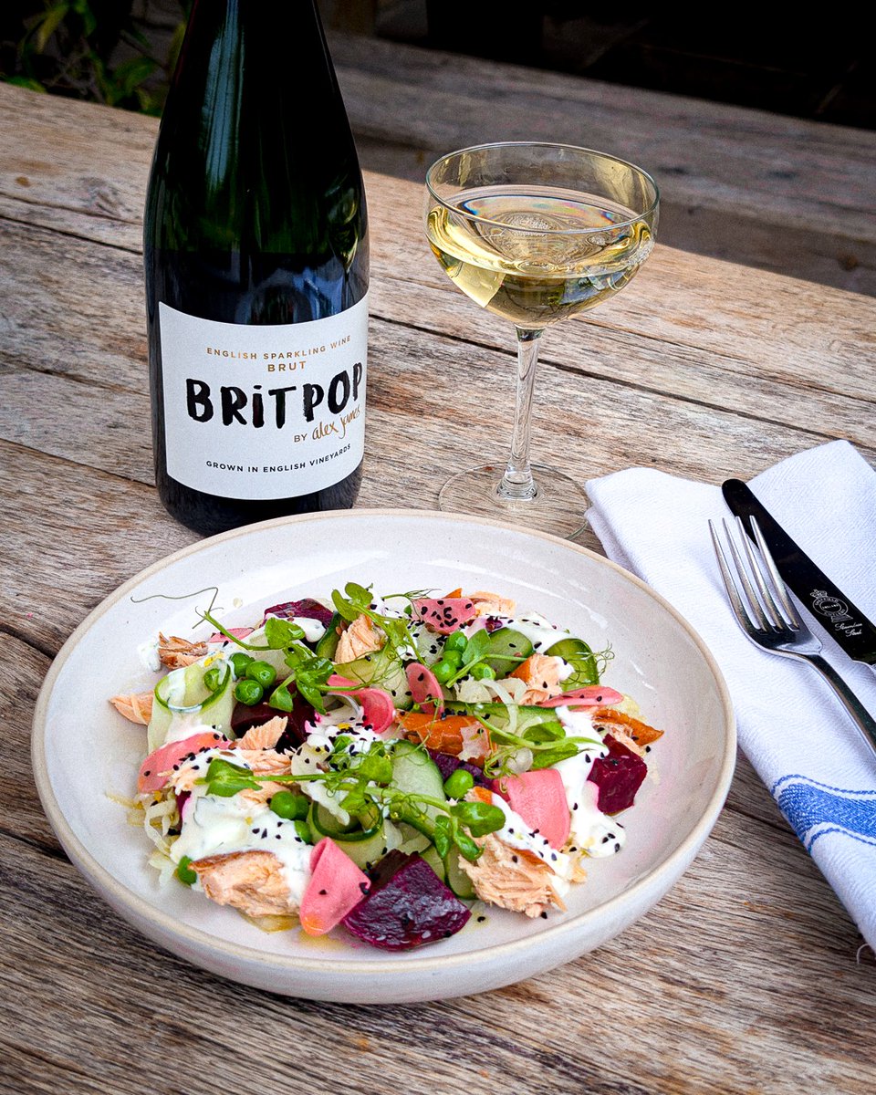 alexjameshq's tweet photo. #EnglishWineWeek | Host No.1 https://t.co/yGSiAnffUr
Chequers, just a stone's throw away, one of my local pubs.
The chefs prepared a hot smoked salmon, fennel, beetroot & parsley creme fraiche starter, a perfect pairing.
#Foodie #CotswoldPub #EnglishWine #PlacesToGo https://t.co/aoac9Z59yk