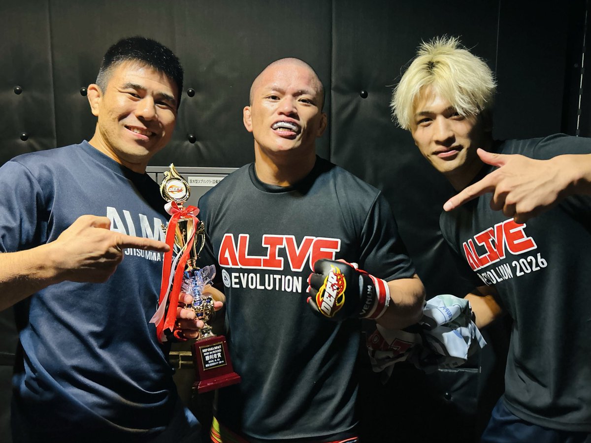 aliveacademy's tweet photo. DEEP大阪
小川道的 (ALIVE伊勢支部 / 柔術兄弟) は、接戦の熱戦を制して判定勝利!
これで3連勝!
皆んな、応援ありがとう!
澤田選手は強かった、ありがとう!
#deep2001
#小川道的 https://t.co/fFyv6ADD4a