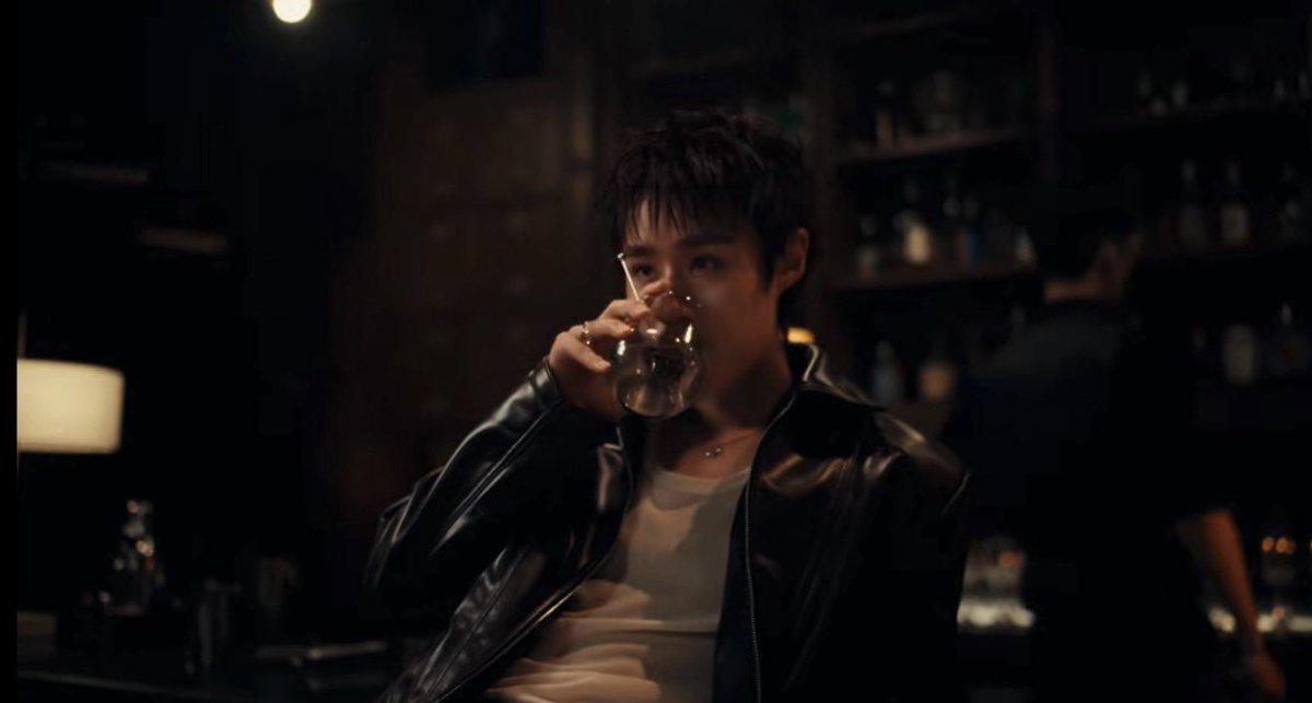 nutdanz's tweet photo. jun when he saw dylan at the bar in f2f https://t.co/Tjjf6UQBp4