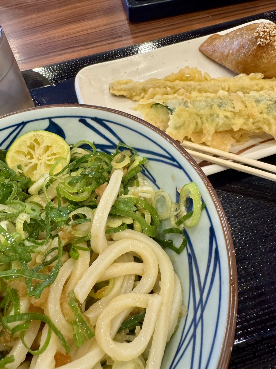light_ken's tweet photo. 今日のお昼ご飯は職場に移動する30分しか時間なかったので、うどんつるつる！
おろしうどんと、ズッキーニの天ぷら、わさびいなりも食べちゃった！
ズッキーニ揚げたてだったから？激ウマー！ https://t.co/3yFEw73uEQ