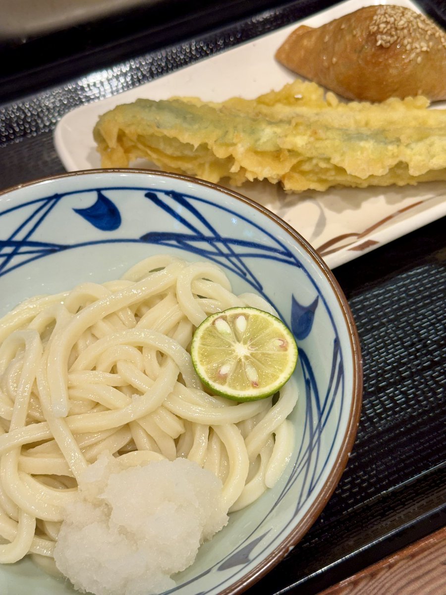 light_ken's tweet photo. 今日のお昼ご飯は職場に移動する30分しか時間なかったので、うどんつるつる！
おろしうどんと、ズッキーニの天ぷら、わさびいなりも食べちゃった！
ズッキーニ揚げたてだったから？激ウマー！ https://t.co/3yFEw73uEQ