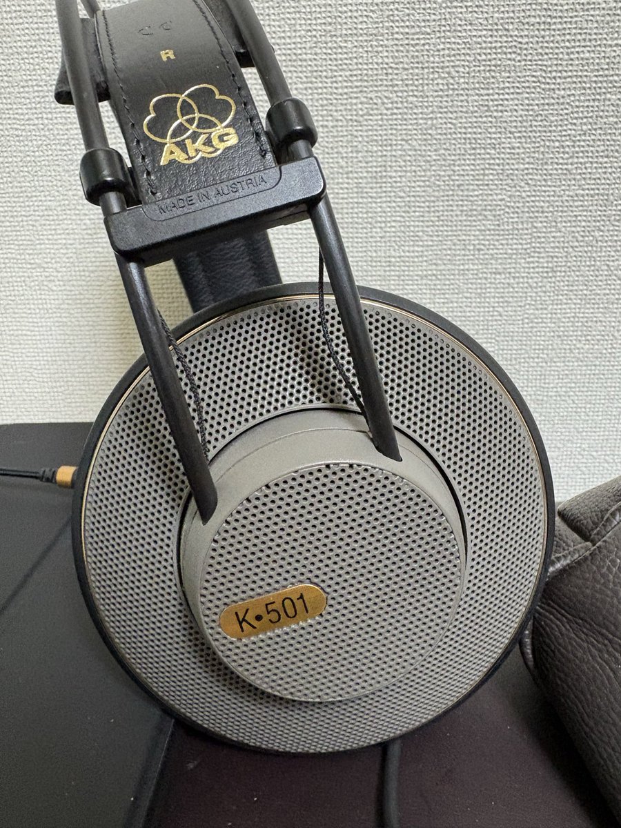 nagsawa's tweet photo. 全然鳴らねーじゃん！と20年ほど放置していたヘッドフォン。ふと調べたら、どうやら癖かあるらしく、並のアンプじゃまったく鳴らないし、曲を選ぶが、鳴らし切った時は変態的な力を発揮するとのこと。相性が良いと言われる現代のアンプを買ってきて鳴らしたら、なるほど、素人でも分かる位、全然違う。 https://t.co/QssYTSgqvG