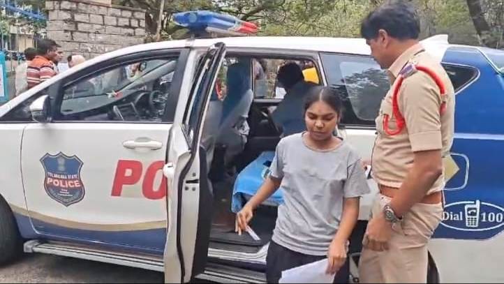 OsmaniaPolice's tweet photo. A NEET aspirant facing difficulty in reaching her exam centre at Osmania University Campus was promptly assisted by Sri. M. Mahesh, Inspector of Police, OUsity PS. She was safely transported in a patrol vehicle and reached on time for her exam. https://t.co/FF7cq24XX7