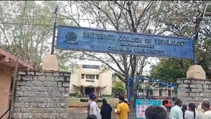 OsmaniaPolice's tweet photo. A NEET aspirant facing difficulty in reaching her exam centre at Osmania University Campus was promptly assisted by Sri. M. Mahesh, Inspector of Police, OUsity PS. She was safely transported in a patrol vehicle and reached on time for her exam. https://t.co/FF7cq24XX7