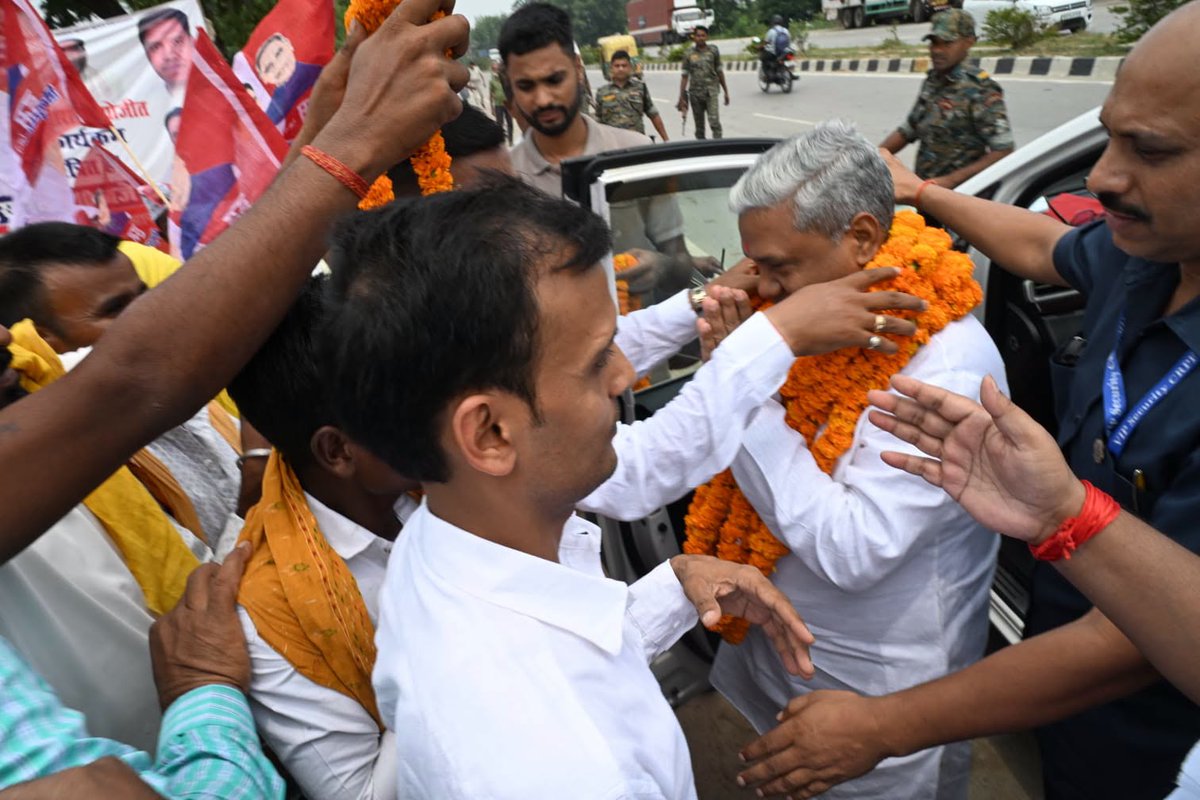 santoshmanjhi_'s tweet photo. आज हिन्दुस्तानी अवाम मोर्चा (सेक्युलर) द्वारा भोजपुर में आयोजित "गरीब चौपाल" कार्यक्रम के निमित्त भोजपुर आगमन पर पार्टी कार्यकर्ताओं एवं सम्मानित स्वजनों द्वारा किए गए भव्य स्वागत, स्नेह एवं उत्साहपूर्ण अभिनंदन हेतु आप सभी का हृदय से आभार एवं धन्यवाद।

आप सभी का यह आत्मीय प्रेम, अपनापन एवं समर्थन निरंतर जनसेवा और समाज के अंतिम पंक्ति में खड़े लोगों के हित में कार्य करने की प्रेरणा देता है। आप सभी के स्नेह और विश्वास के लिए पुनः हार्दिक धन्यवाद।

@jitanrmanjhi @HAMS4India 

#SantoshSuman #DrSantoshSuman #SantoshKumarSuman #SantoshManjhi #HAMParty #HAMSecular #HAMSecularParty #HindustaniAwamMorcha #HindustaniAwamMorchaSecular