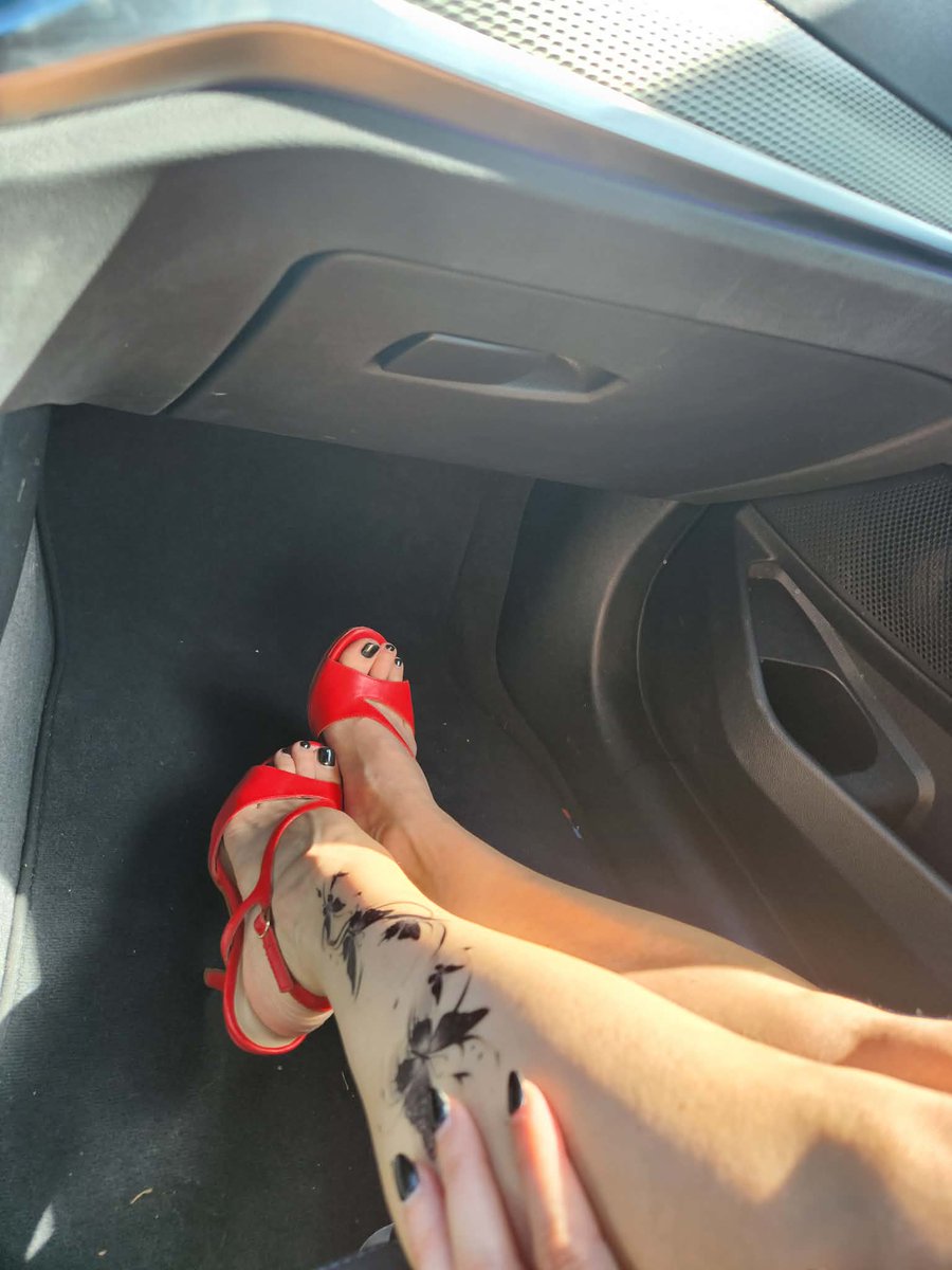 aesthetic_slow's tweet photo. Hier après-midi… 😏❤️  
Talons rouges + tatouage = combo dangereux 

Vous préférez quelle photo ? 1, 2, 3 ou 4 ? 👀

#TalonsRouges #CarContent #Heels #Legs #FootFetish #CoupleVibes https://t.co/hm8cUJZD8f