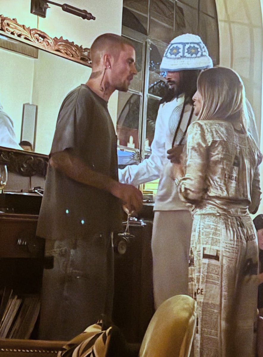 jbtraacker's tweet photo. Justin Bieber and Maejor spotted out and about in Los Angeles,California recently https://t.co/zIp4bFPDeP