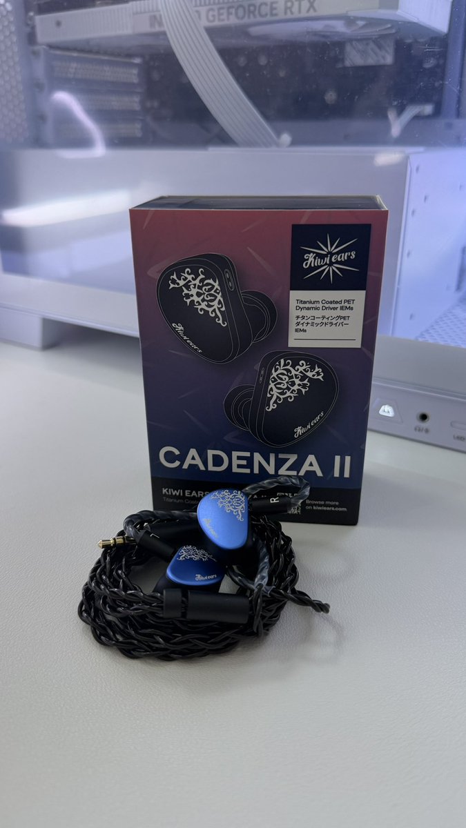 PianoMitsuki's tweet photo. PR  【Kiwi Ears Cadenza II】

深いブルーカラーのIEM。
音質は低域はタイトで沈み込みが深く、中域は自然でボーカルが近め。
高域も滑らかで長時間聴いても疲れにくい印象。
派手なドンシャリではなく、「音楽を気持ちよく聴かせる」タイプ。
この価格帯でこの完成度。
1度聴いてみて欲しい…︎︎💭

公式サイト価格 ¥8,185
提供:@Linsoul_JP 様
#KiwiEars #PR