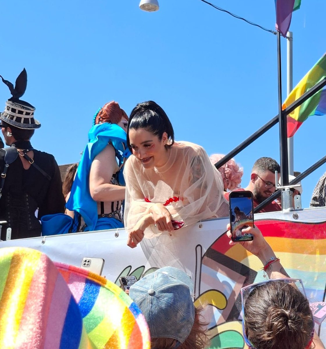 heypautik's tweet photo. urlato in faccia a claudia lagona in arte levante TI AMOOOO e mi ha mandato un bacio e fatto il cuore con le mani, non so dirvi che potere ha su di me ma è MOLTO forte, le fa lei le regole https://t.co/hMhupYFIXr