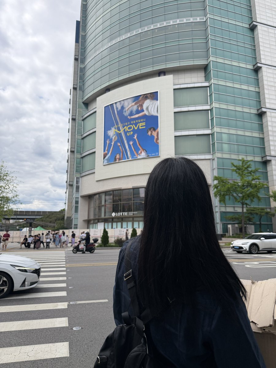 nohwkang's tweet photo. 횡단보도 건너려는데 갑자기 광고보고 어? 배구다 하는 배구선수 https://t.co/3JVRM7D6Jg