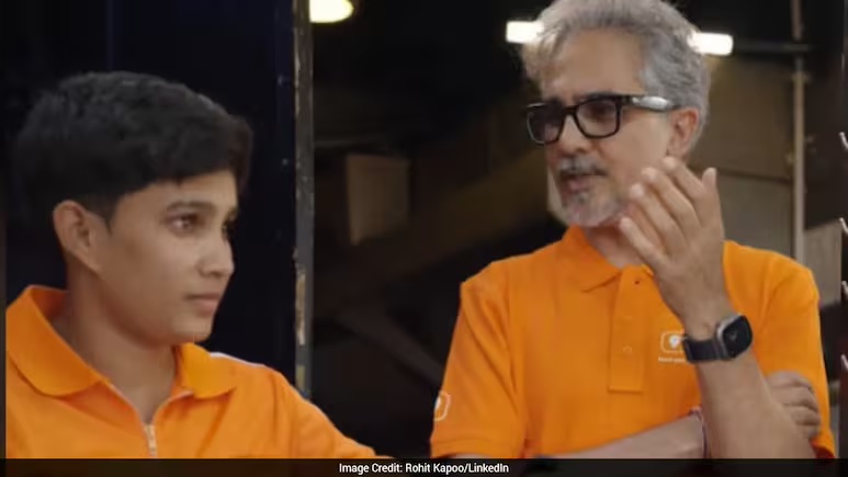 ndtv's tweet photo. Woman Works As Swiggy Delivery Partner In Mumbai While Preparing For UP Police Exam, Wins Hearts Online https://t.co/jVglN92XtM https://t.co/pHww6794Ie