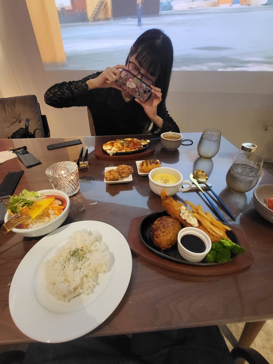 Rayallyadon's tweet photo. 【チェンソーマン争奪戦】
・アキ姫野、8位
️⭕️チェンソーマン
❌チェンソーマン
️⭕️レゼ
❌チェンソーマン

最終戦盾が強強だったのに負けた…
かわいい嫁にカフェで慰めてもらいます🥺 https://t.co/L6qgp1Xstn