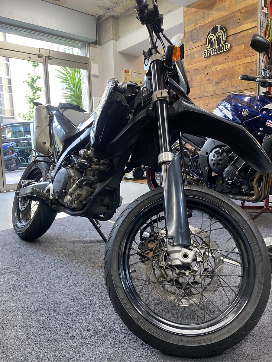 sptadao_asakusa's tweet photo. YAMAHA WR250XにSP忠男新製品「DESERT BOXサイレンサー」と開織CFRPヒートガードを装着！

2年前にPOWERBOXパイプを装着いただいたオーナー様。今回は待望のサイレンサー追加です✨

低回転から扱いやすく、高回転まで気持ちよく伸びるWR250Xへ！

#WR250X #SP忠男 #DESERTBOX #POWERBOX #ヤマハ https://t.co/5xNjIfnxoD