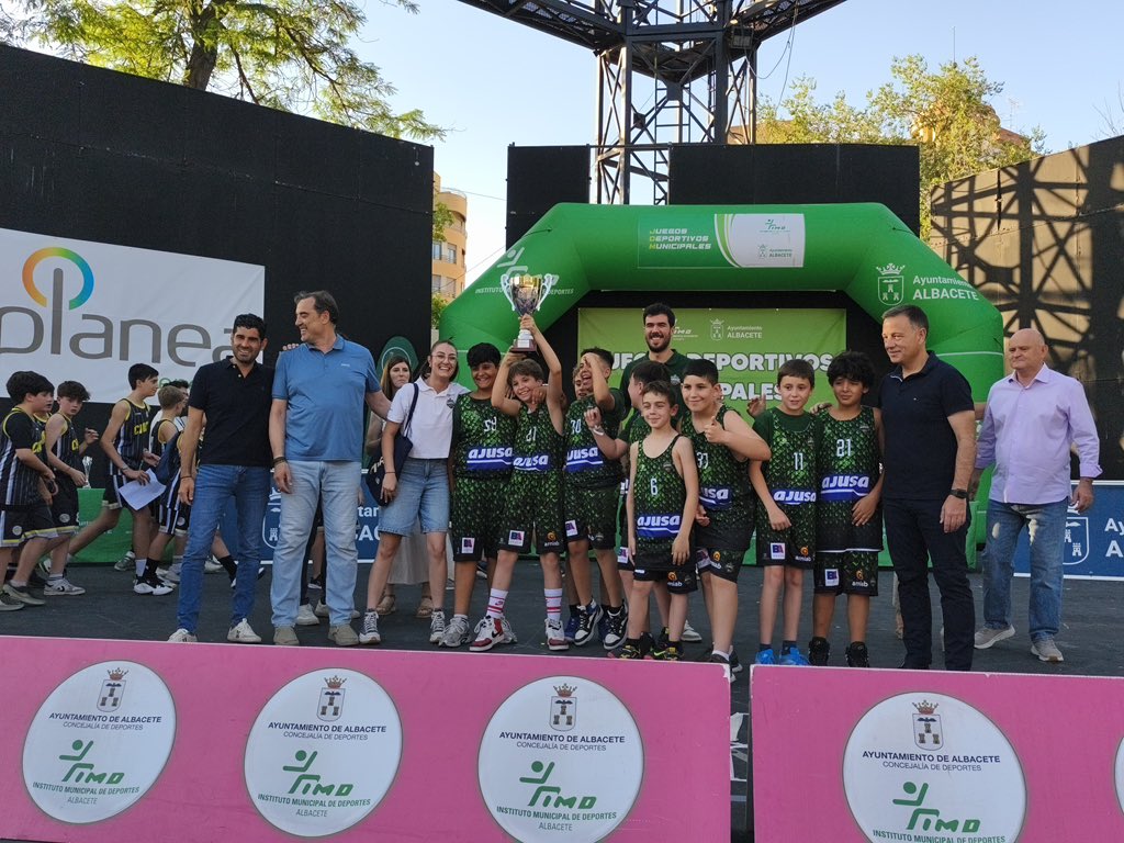 AlbaceteBasket's tweet photo. Campeooooones, campeooooones🤩

Nuestro equipo alevín de la cantera Ajusa, que se proclamó ganador en su categoría, ya tiene en sus manos el trofeo… ¡y lo celebró como se merece! 

¡Enhorabuena equiiiiipo! ¡Estamos muy orgullosos de vosotros💚🙌🏻!

#greenfamily https://t.co/A3jZiJaN3n