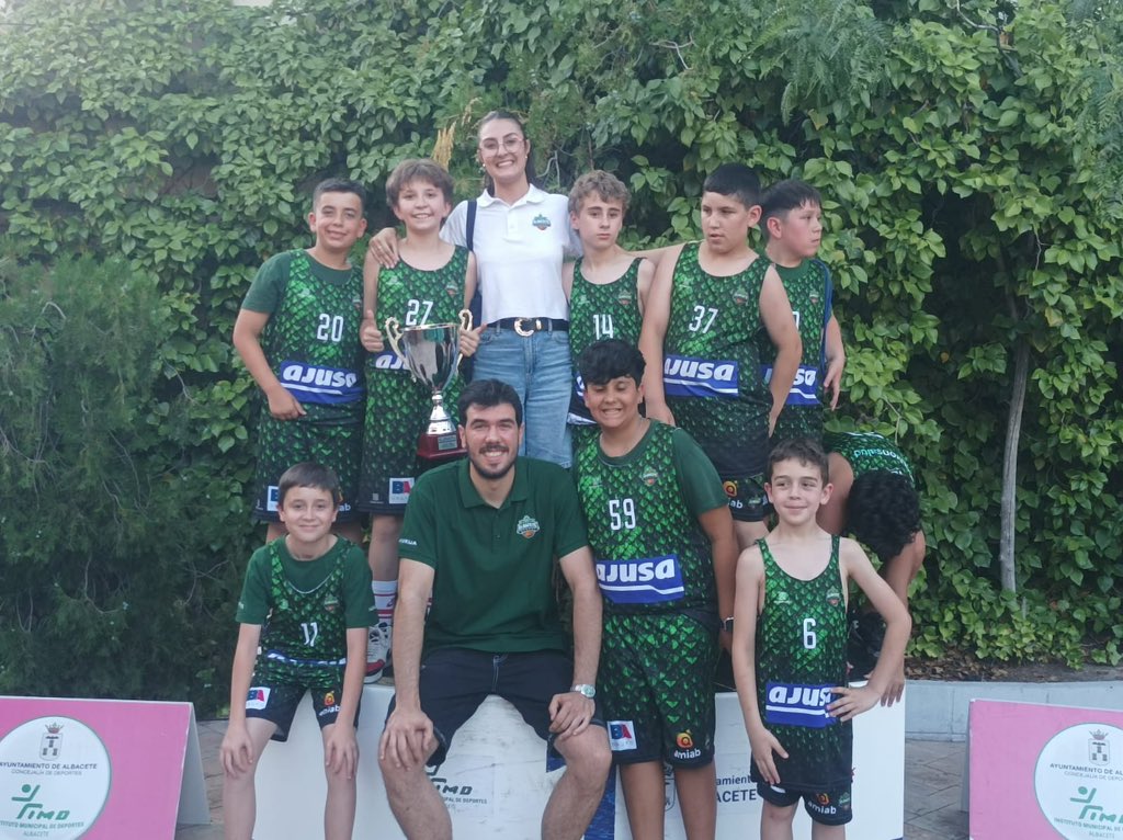 AlbaceteBasket's tweet photo. Campeooooones, campeooooones🤩

Nuestro equipo alevín de la cantera Ajusa, que se proclamó ganador en su categoría, ya tiene en sus manos el trofeo… ¡y lo celebró como se merece! 

¡Enhorabuena equiiiiipo! ¡Estamos muy orgullosos de vosotros💚🙌🏻!

#greenfamily https://t.co/A3jZiJaN3n