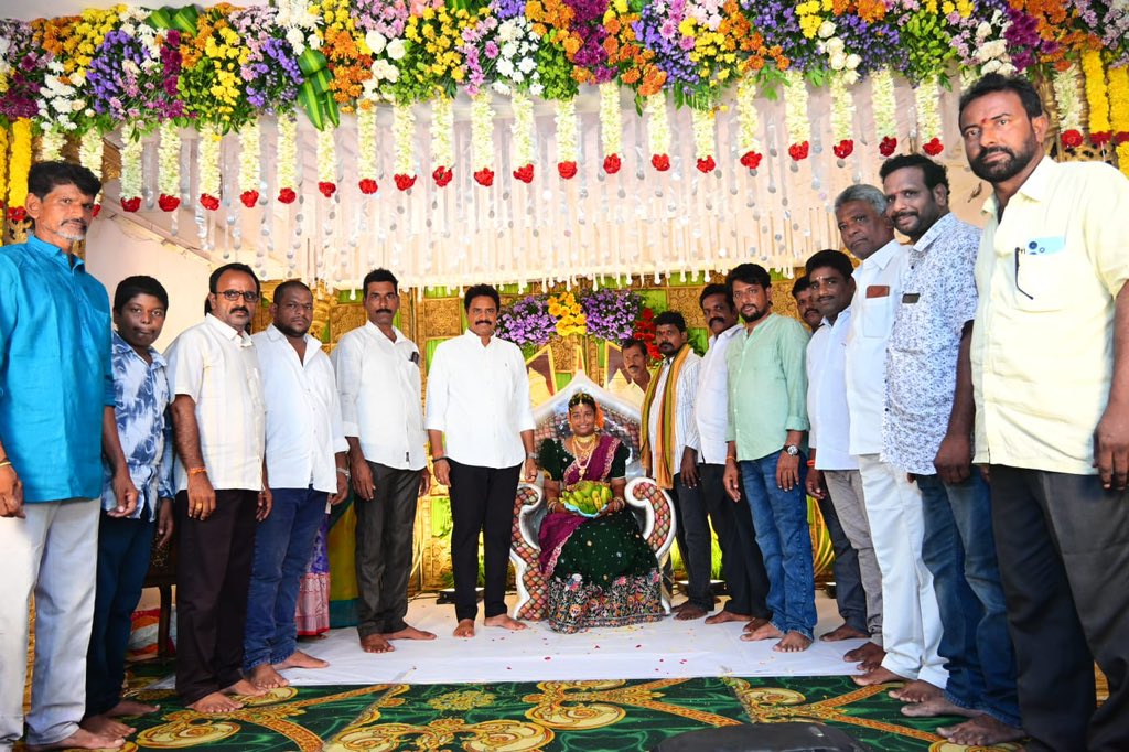 RKarimilli's tweet photo. దువ్వ గ్రామ తెలుగుదేశం పార్టీ నాయకులు శ్రీ కేదారి రాము గారి మేనకోడలు కుమారి ఈలి రేణుక నూతన వస్త్రాలంకరణ వేడుకలో పాల్గొని చిన్నారిని ఆశీర్వదించడం జరిగింది…ఈ సందర్భంగా చిన్నారి ఈలి రేణుకకు ఉజ్వల భవిష్యత్తు కలగాలని ఆకాంక్షిస్తూ, కుటుంబ సభ్యులకు హృదయపూర్వక శుభాకాంక్షలు తెలియచేసెను https://t.co/QHOmBtcnKM