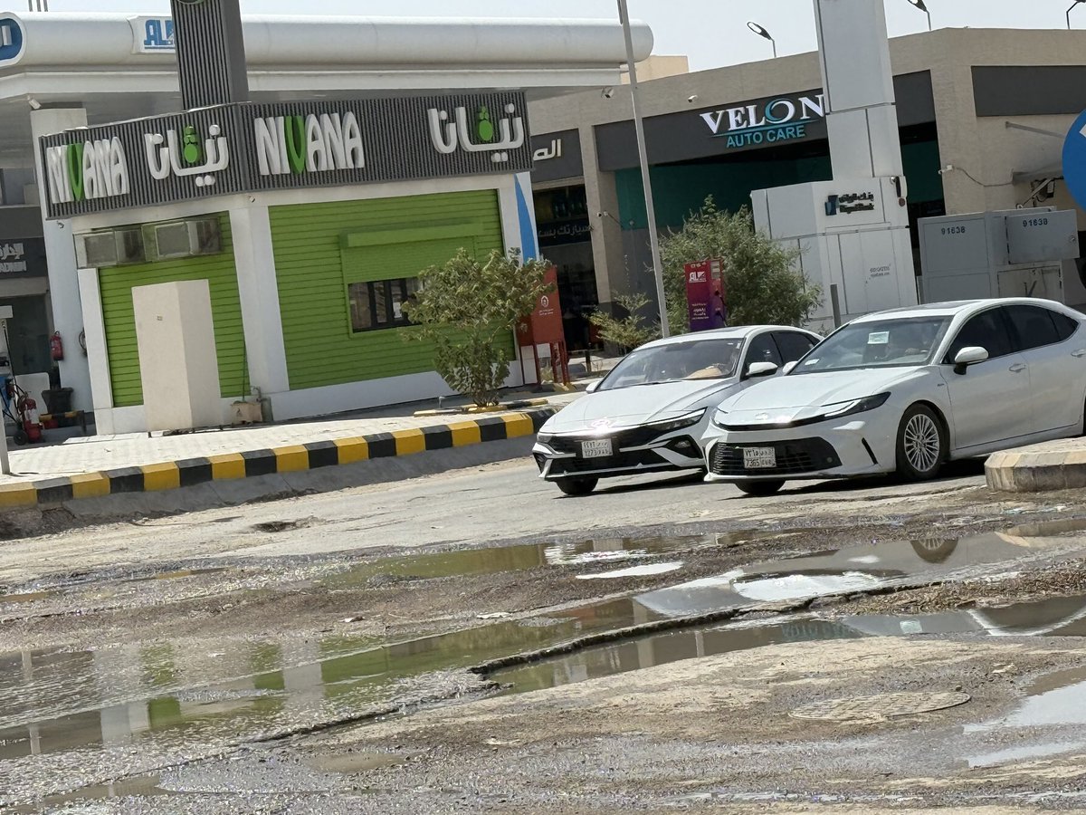 msm20202020's tweet photo. @MadintyRUH @Amanatalriyadh عندنا تلفزيونات بدل هالشاشات ليتكم تصلحون الحفر العميقة الي بشارعنا ورفعنا عدة بلاغات بدون فايدة https://t.co/08irncWkhh