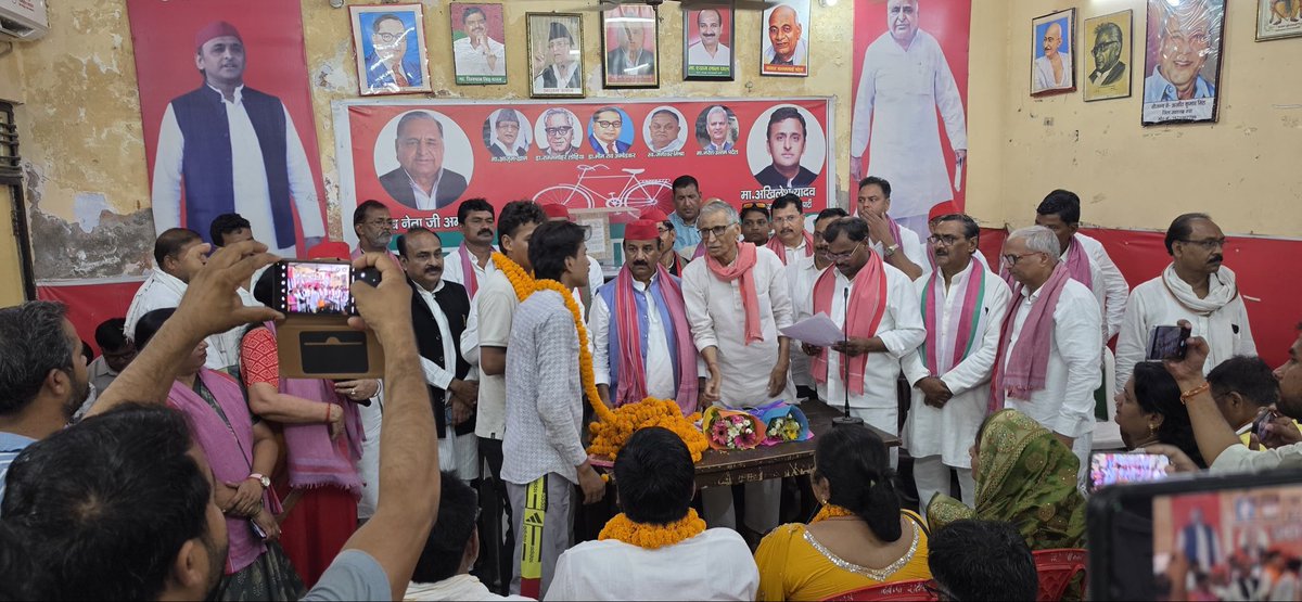 palshyamLalsp's tweet photo. जनपद प्रयागराज (इलाहाबाद) जिला कार्यालय में आज समाजवादी विचारधारा से प्रभावित होकर सैकड़ों लोगों ने समाजवादी पार्टी की सदस्यता ग्रहण की। सभी नवागंतुक साथियों का हार्दिक स्वागत एवं उज्ज्वल भविष्य की शुभकामनाएं। https://t.co/vB4mZkqBBe