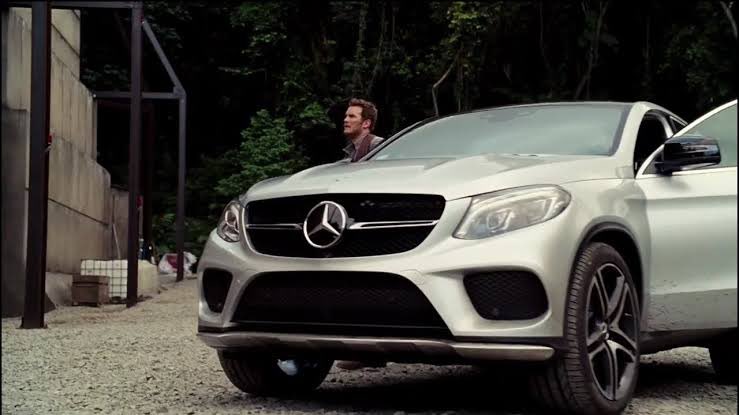 devofauzan's tweet photo. @DMan1954Gojira First Jurassic World was literally one giant Mercedes-Benz advertisement.

“Hey, you want to see something cooler?”
“Yeah”

cut to 2016 Mercedes GLE https://t.co/1uv0XQI4oB