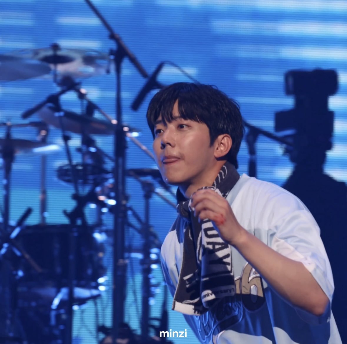 apeachnuna's tweet photo. @youngcyow ternyata habis gandengan sama dowoon, tangan dia kena darah...
dia kira yg berdarah tangannya ternyata tangan dowoon... trus di akhir itu dia bilang ke dowoon ngasih tau tangannya berdarah 
https://t.co/9Vt5wBQfij https://t.co/VGdMaYgeDz