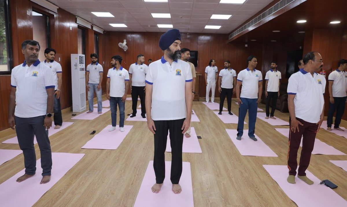 iiymofficial's tweet photo. A beautiful Yoga &amp; Meditation workshop was conducted on #InternationalYogaDay for officials of Ministry of Statistics &amp; Programme Implementation in Delhi,by Acharya Kuldeep Ji &amp; Acharya Nitin Ji,which encouraged all to make Yoga a part of daily life.

@SiddharthAulia Ji
@GoIStats https://t.co/o6JDE15dgd