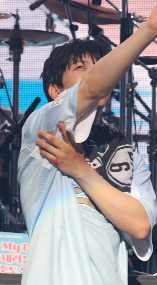vvoons's tweet photo. 아니 학생 손에 피나요!!! 학생!!!ㅠ!!!ㅜㅜㅜㅠㅠ https://t.co/6fGTbKZ1JE