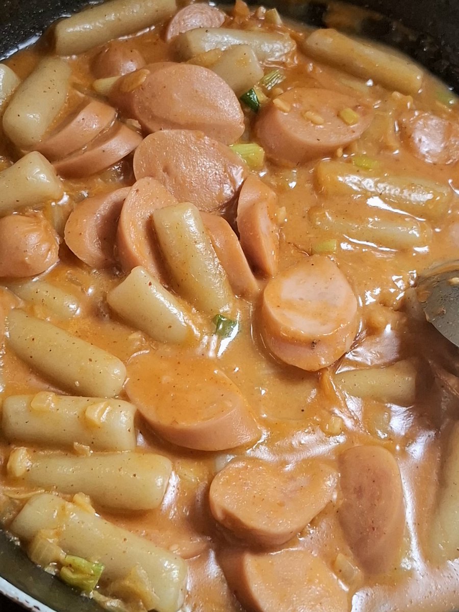 Yyocia_sii's tweet photo. Pengen makan Rose Tteokbokki 🥢 tapi mager keluar rumah

Yuk buat aja pake bahan yang simpel tanpa gochujang tapi dijamin pedes, gurih, creamy poll 🤤

A Thread 📍

#tteokbokki #RoseTteokbokki https://t.co/PriCrbGazy