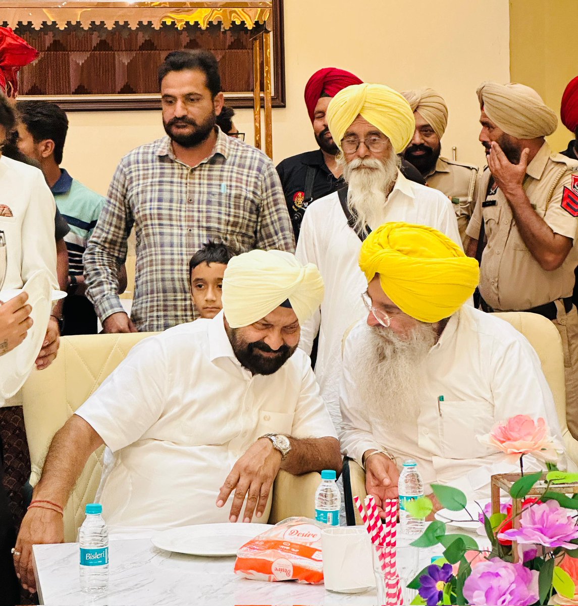 HardeepDimpy's tweet photo. ਅੱਜ ਬੈਲਾ ਰੋਜ ਰਿਜੋਰਟ ਗਿੱਦੜਬਾਹਾ ਵਿਖੇ ਸ:ਜਗਸੀਰ ਸਿੰਘ ਸਰਪੰਚ ਕੋਟਭਾਈ ਦੇ ਬੇਟੇ ਲਵਪ੍ਰੀਤ ਸਿੰਘ ਦੇ ਵਿਆਹ ਵਿੱਚ ਪਹੁੰਚ ਕੇ ਹਾਜ਼ਰੀ ਲਗਵਾਈ ਅਤੇ ਪਰਿਵਾਰ ਨਾਲ ਖੁਸ਼ੀਆਂ ਸਾਂਝੀਆਂ ਕੀਤੀਆਂ।
#MLA #DimpyDhillon #SunnyDhillon #Gidderbaha 
#ਵਾਅਦਾ_ਕੀਤਾ_ਸੀ_ਪੂਰਾ_ਕਰਾਂਗੇ 
#ਤੁਹਾਡਾ_ਆਪਣਾ_ਡਿੰਪੀ_ਢਿੱਲੋਂ 
#ਮੇਰਾ_ਹਲਕਾ_ਮੇਰਾ_ਪਰਿਵਾਰ https://t.co/NHd4UiQhAf
