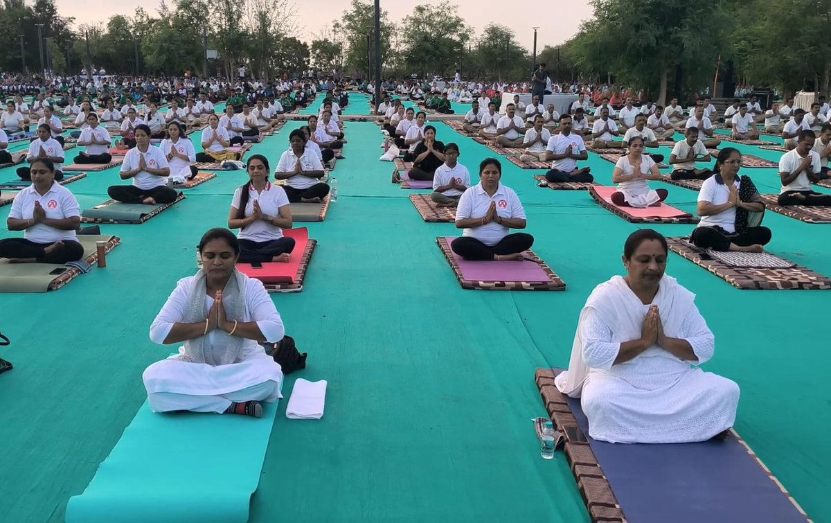 ashikaBhatt2's tweet photo. आज 12वें अंतरराष्ट्रीय योग दिवस के अवसर पर स्मृतिवन स्मारक में आयोजित योग कार्यक्रम में उपस्थित रहकर योगाभ्यास करने का सौभाग्य प्राप्त हुआ।
#InternationalYogaDay2026
#YogaForOneEarthOneHealth
#InternationalYogaDay
@narendramodi @iJagdishBJP @ratnakar273 @iDevjiVarchand https://t.co/JyfaNS4sh6