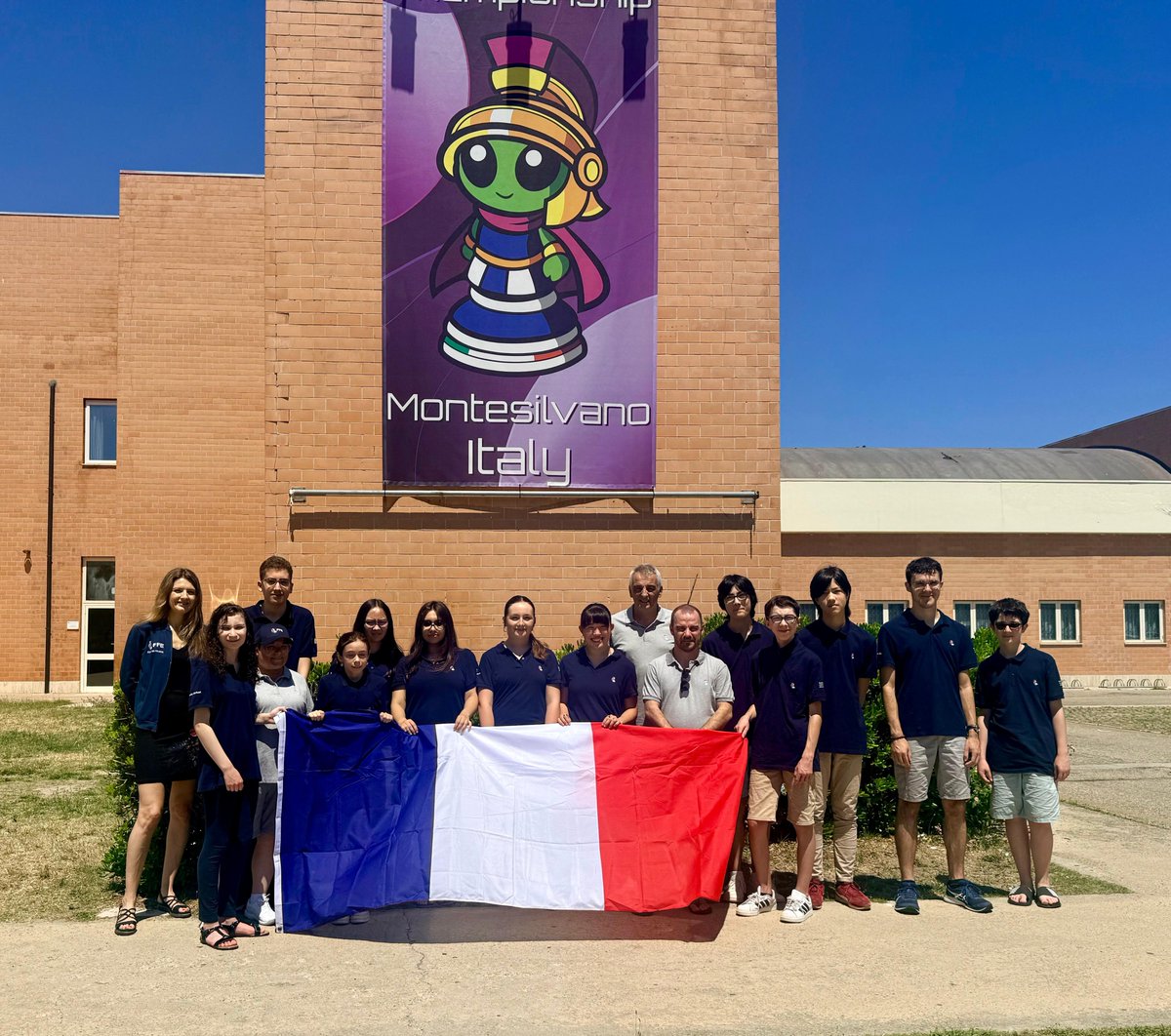 ffechecs's tweet photo. 🔵⚪🔴 Tous derrière les jeunes Tricolores !
Douze jeunes défendent actuellement les couleurs de la France aux championnats du monde en Italie. Il reste cinq rondes à disputer : vous pouvez les encourager ! 👏
📌 Plus d’informations sur https://t.co/E5ZJXY0K2P https://t.co/fezbXCf4mb