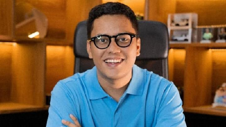 insidefolkative's tweet photo. Arief Muhammad dalam postingannya di Threads ceritakan jika dirinya melihat hidup dan nilai uang berubah, ia bilang: 

"Semenjak banyak temen seumuran atau bahkan di bawah umur yang meninggal, cara gua melihat hidup dan memvalue uang lumayan berubah.

Havin a good time bener2 jadi prioritas. Sama keluarga, sama temen, sama diri sendiri.

Beli-beli barang itu happynya temporary, tapi making memories itu rasanya priceless sekali."