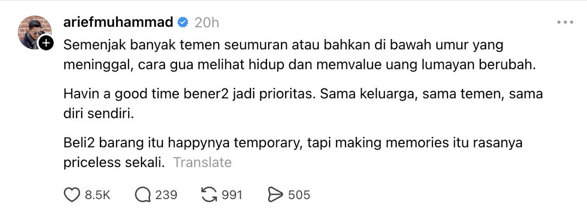 insidefolkative's tweet photo. Arief Muhammad dalam postingannya di Threads ceritakan jika dirinya melihat hidup dan nilai uang berubah, ia bilang: 

"Semenjak banyak temen seumuran atau bahkan di bawah umur yang meninggal, cara gua melihat hidup dan memvalue uang lumayan berubah.

Havin a good time bener2 jadi prioritas. Sama keluarga, sama temen, sama diri sendiri.

Beli-beli barang itu happynya temporary, tapi making memories itu rasanya priceless sekali."