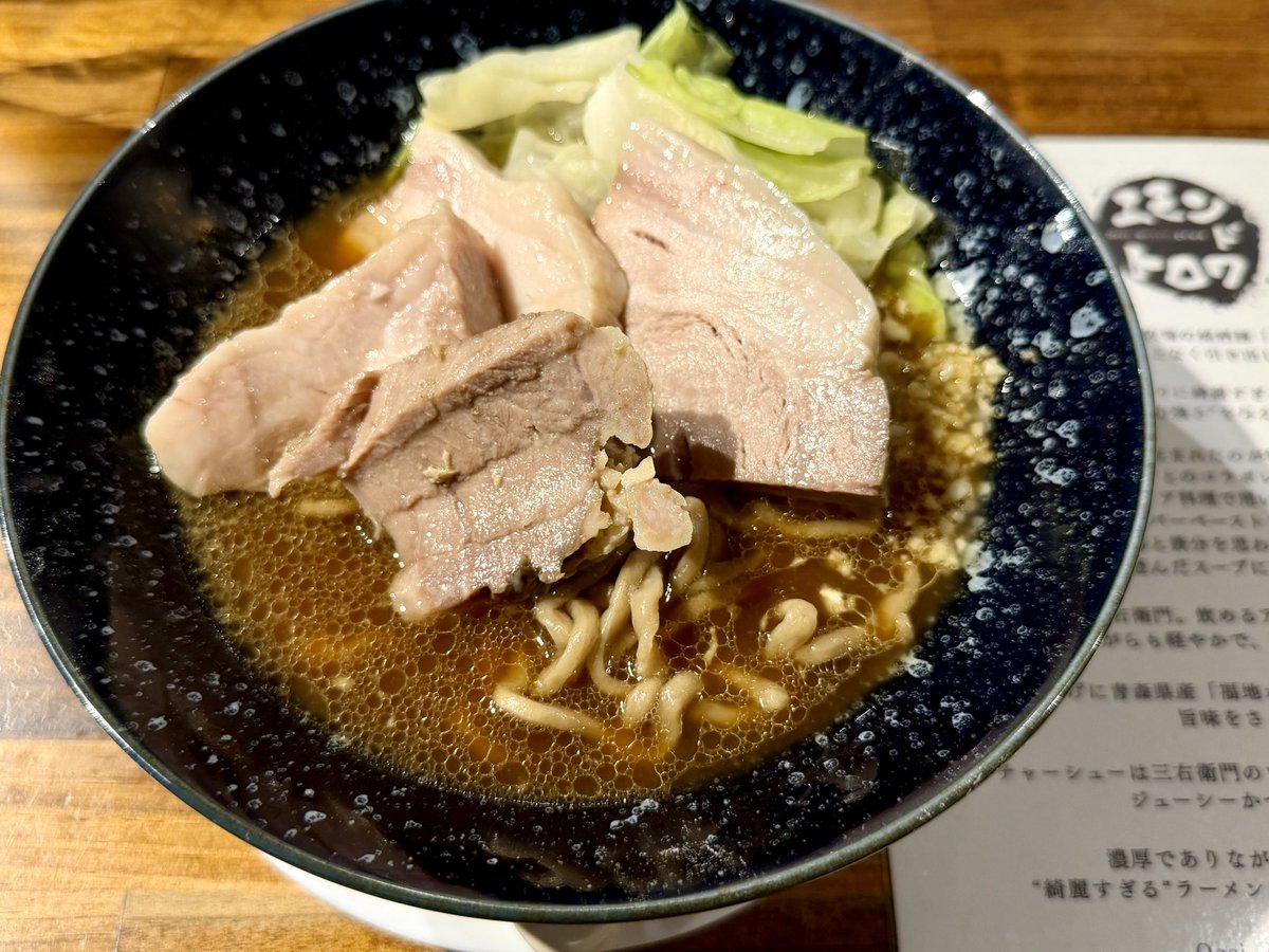 yanagi427's tweet photo. フレンチビストロが作る二郎インスパイアラーメン、三右衛門の豚の脂が飲めるほど軽やかで美味しかったです！🐷🧄🍜 https://t.co/B1Mvldnm7Y