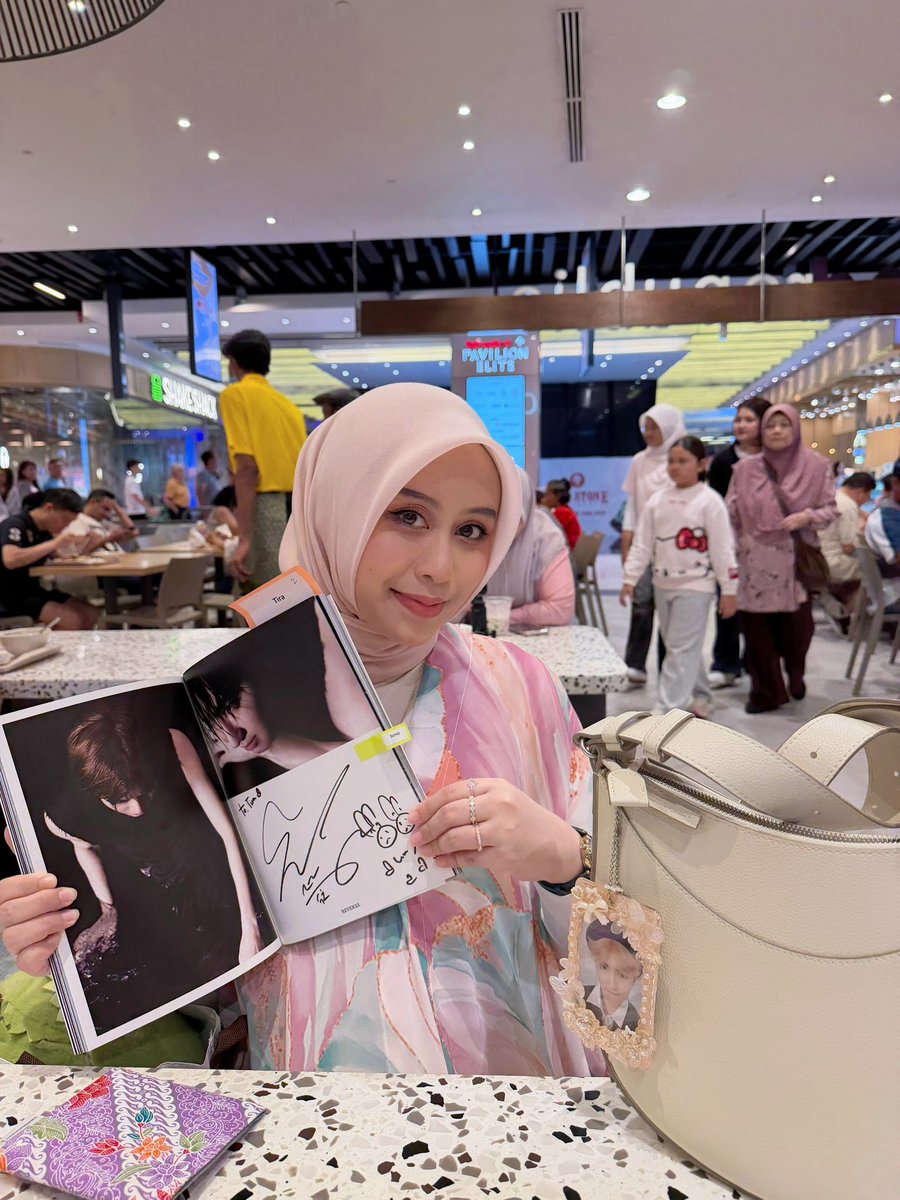 TiraSahar's tweet photo. The. Best. Day. Of. My. Life 

Shout out to my husband, my mom for allowing me to try this fansign, berkat restu dapat rezeki jumpa abe & cakap dengan abe. Ive been waiting for this moment since idk babe im a fan since 2012 so after 14 years baru rezeki, ive told suho the same thing & membe “wow 14 years, since debut right?” Yes bang yes. For some, winning a fansign tu biasa je but not for me & some of us yang baru je dpt fansign with exo, bet you know the probability of winning tu tipis. 

Not gonna say much but OMG HUGSS JANGAN TANYA JADI KE I PENCEN ? Dont know yet babe 🫂