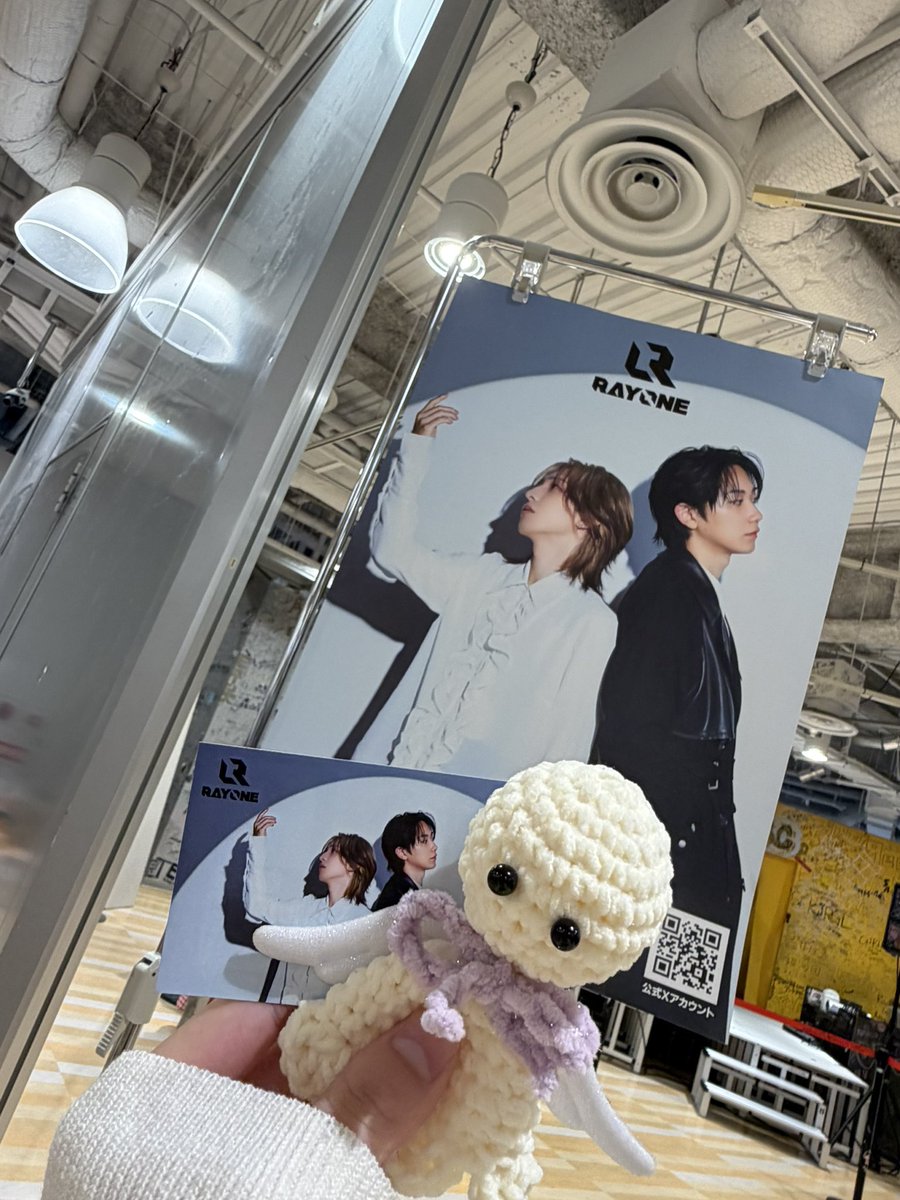 0_zu_0's tweet photo. 今日はRAYONE大阪フリラでした！
無事に晴れて何より☀️てるてる坊主編んで行ってよかった！江副さんが名前つけてくれて「もふちゃん」？だったような久しぶりのお二人すぎて記憶が曖昧です💦
初フリラやったけどめちゃくちゃ楽しかったです🐙 https://t.co/HhfNjRLpCb