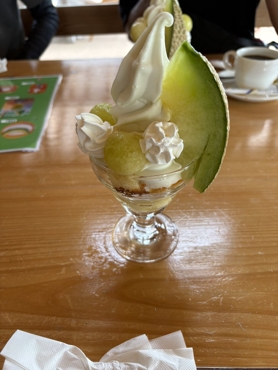blobeye_apple's tweet photo. ツーリング！
なんか美味しいトンテキとメロンパフェ食べた！
マグロくんとは3年ぶりの再会🤝
ありがとうございました🍎 https://t.co/4oOT1TotEg