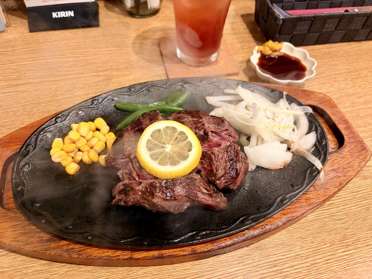 yamoss3's tweet photo. ステーキ食べてきた。
肉食べてるの感はあるのに全くもたれることもなく、めちゃくちゃ美味しかった！ https://t.co/zv2GTkcxVk