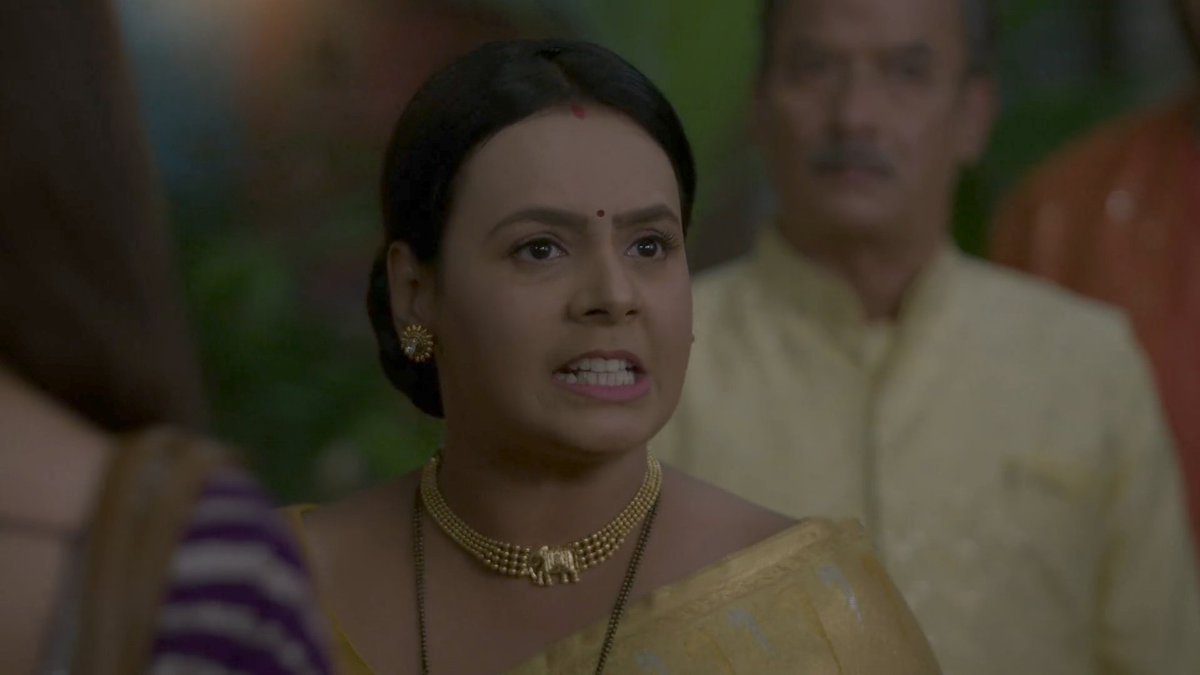 SpotliteStories's tweet photo. this shtty woman thinks Appu is asking divorce because she wants a free life &amp; wants to roam around with Rakshit 
she doesn't believe her own daughter how her pyare Kunwar sa made Appu's life h*ll but immediately believed Lallu's drama.she is beyond redemption🤢
#TumDenaSaathMera https://t.co/WLSXfvTqoI