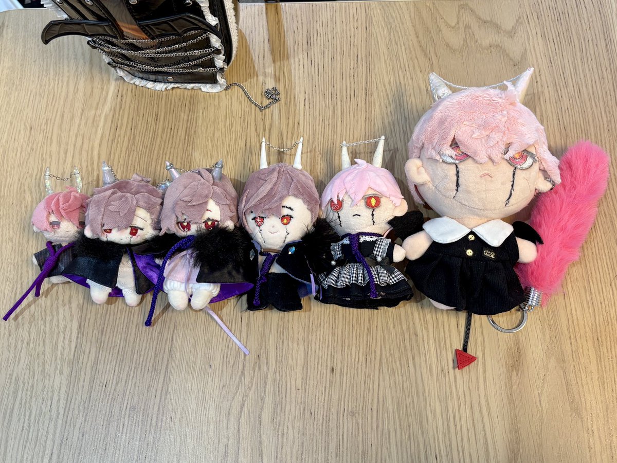konoha_WHB's tweet photo. ①でかフォラスのもとに集まる小さい命＆レヴィ殿下
②利き紅茶、分かるかな？
③背の順だね
④フォラスタワー

#260621関東へるオフ会 https://t.co/EjlI2pMNZg