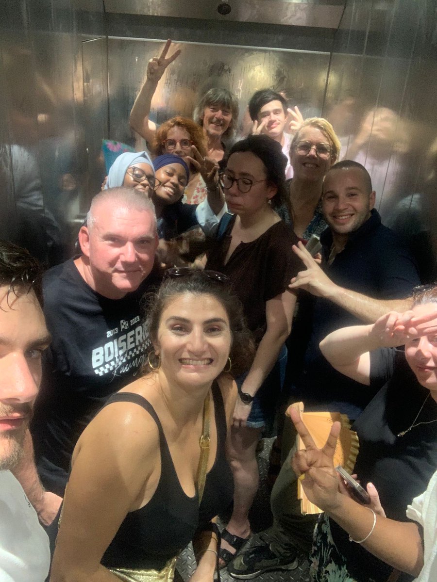 SimonnetDeputee's tweet photo. 1 heure coincés dans l’ascenseur du métro Porte des Lilas ! Sauna gratuit, on reste patient ! Et on reste souriant, ça c’est le 20e ! 
Je vous souhaite une meilleure fête de la musique ! https://t.co/yOvzSCD2xg