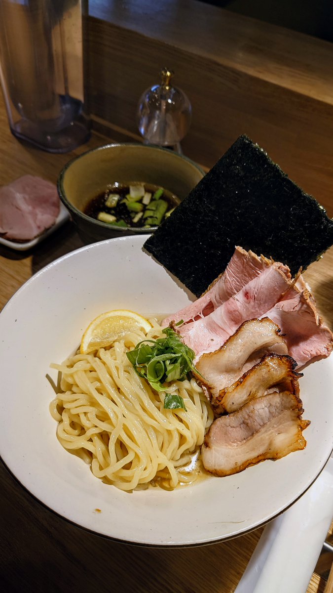 syunchi5's tweet photo. 神奈川県は藤沢にあります「Ramen 鵠 藤沢本店」さんに行ってきました。久しぶり。今回はチャーシュー特製昆布水つけ麺をチョイス。いい焦げ目がついたチャーシューがウマウマでして麺もコクウマ醤油のつけダレとベストマッチで美味しくいただきました(^^♪ https://t.co/F36uHTTpzc